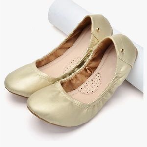 Brand new never worn gold foldable women’s ballet flats. Women’s size 10.